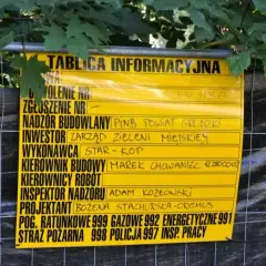 Mam pozwolenie na budowę, co dalej? Tablica informacyjna na budowie zawiera dane inwestora, wykonawcy i kierownika budowy.