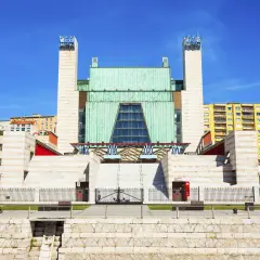 El Palacio de Festivales, con su arquitectura moderna y colorida, es el centro de la programación cultural de la ciudad.