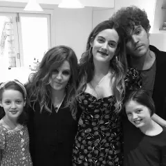 Lisa Marie Presley med sina barn. En familjebild med fyra personer i en ljus miljö.