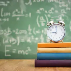 Ile godzin pracuje pomoc nauczyciela w przedszkolu? Sprawdź wymiar godzinowy i obowiązki