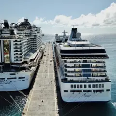 Zwei riesige Kreuzfahrtschiffe, die MSC Seaview und die Riviera, liegen nebeneinander im Hafen. Sie sind definitiv unter den 10 besten Kreuzfahrtschiffen.