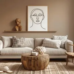 Gemütliches Wohnzimmer mit beigem Sofa, Holztisch und einem Bild mit abstrakter Frau. Die Farben braun mischen sich harmonisch mit den neutralen Tönen.