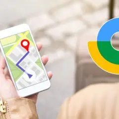 Szukam drogi, gdzie jest mój telefon? Na ekranie smartfona mapa z zaznaczoną trasą i ikoną lokalizacji. Obok kolorowe logo.