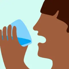 Person buvant de l'eau pour soulager une gorge sèche.
