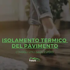 Piedi nudi su un pavimento in legno, con testo "Isolamento termico del pavimento".