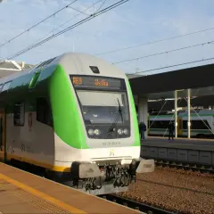 Pociąg RE9 do Ustki czeka na pasażerów. Czas ruszać gdzie pociągiem nad morze!