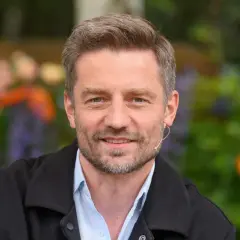 Marcin Rogacewicz, znany z ról w serialach, prezentuje się z uśmiechem. Jego wiek dodaje mu uroku.