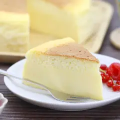 Ein Stück luftiger japanischer Cheesecake, perfekt für ein leichtes Dessert. Dieses Rezept ist einfach und gelingt immer.