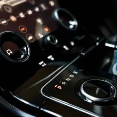 Automat szarpie? Wymiana oleju: interwały, metody, koszty