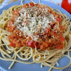 Szybkie spaghetti z czerwoną soczewicą: wegańskie bolognese w 30 min