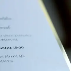 Zawiadomienie o ślubie do pracy: Nowak i Kowalska biorą ślub o 15:00 w kościele pw. Św. Mikołaja w Tyncu Małym.