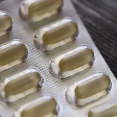 Confezione di pillole trasparenti. La mirtazapina a cosa serve? Aiuta a migliorare l'umore e il sonno.