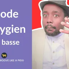 Un homme avec un chapeau et un blazer blanc explique le mode phrygien à la basse. Université Groove Like A Pig.