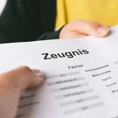 Ein Zeugnis der 2. Klasse Grundschule mit guten Noten in Fächern wie Sachunterricht und Mathematik.