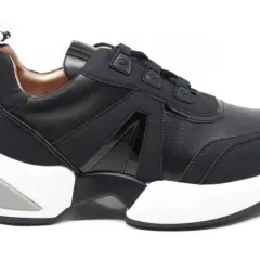 Scarpa Alexander Smith nere, con suola bianca e dettagli in vernice lucida. Stile moderno e audace.