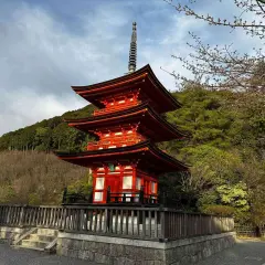 Piękna, czerwona pagoda w Japonii. Idealne miejsce na wycieczkę z biurem podróży, by poczuć ducha tego kraju.