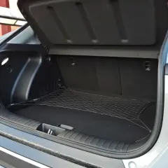 Otwarty bagażnik Hyundai Kona z siatką zabezpieczającą. Sprawdź, jak duży jest hyundai kona pojemność bagażnika.