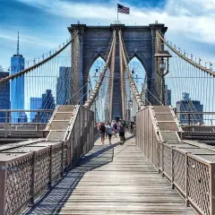 Spacerem po moście Brooklyn, z widokiem na drapacze chmur Manhattan.