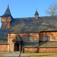 Drewniany kościół, gdzie Janosik brał ślub, z charakterystyczną wieżą i dachem krytym gontem.