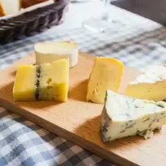 Deska serów z niebieską pleśnią i innymi odmianami, idealna do degustacji ser typu włoskiego.