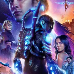 Affiche du film Blue Beetle, avec le héros en armure bleue lumineuse. On y voit aussi les acteurs principaux. La date de sortie de Blue Beetle 2 n'est pas encore annoncée.