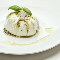 Pyszna burrata z pesto i oliwą. Zastanawiasz się, czy można jeść mozzarellę po terminie? Sprawdź!