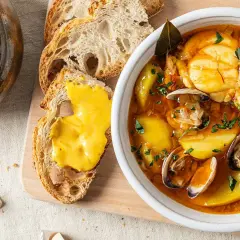 Sopa bullabesa, de origen francés, con mariscos, patatas y pan tostado con alioli.