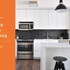Co powinna zawierać umowa najmu mieszkania? Nowoczesna kuchnia i tekst informacyjny.
