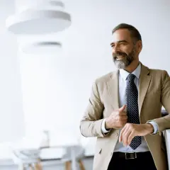 Jak powinien ubierać się mężczyzna po 60, aby wyglądać stylowo?