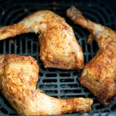 Trozos de pollo dorados y jugosos en la freidora de aire, listos para disfrutar.