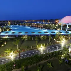 Piękny resort z basenem i palmami nocą. Wiele pozytywnych blue lagoon resort opinie potwierdza jego urok.