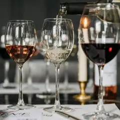 Degustacja win: różowe, białe i czerwone. Warto wiedzieć, ile procent ma wino, by docenić jego jakość.
