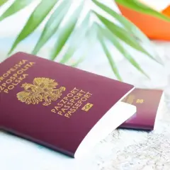 Dwa polskie paszporty leżą na mapie. Czy do Słowenii potrzebny jest paszport? Tak, jeśli podróżujesz spoza strefy Schengen.