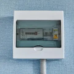 Skrzynka z bezpiecznikami i licznikiem energii elektrycznej. Wygląda na to, że jest brak prądu w gniazdkach, ale bezpieczniki są ok.