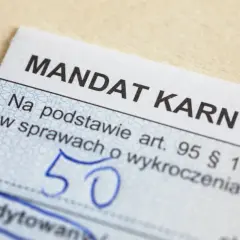 Fragment mandatu karnego z kwotą 50 zł. Tak wygląda mandat.