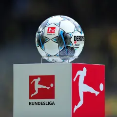 Piłka Bundesligi na podium. Czekamy na aktualizację tabeli strzelców Bundesligi.