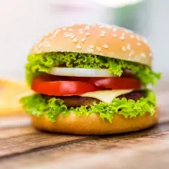 Ile kalorii w hamburgerze? Odkryj sekrety fast-foodów i light wersji.