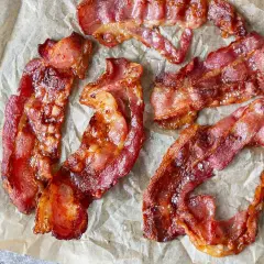 Krispigt, gyllene bacon i airfryer, perfekt för en snabb och god frukost.