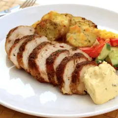 Skivad, saftig kycklingfilé med rostade potatisskivor, majs, paprika och gurka. En klick krämig sås fulländar rätten.