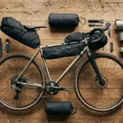 Gravelbike mit Packtaschen, Schlafsack, Isomatte und Kocher bereit für ein Abenteuer im **bike packing**.