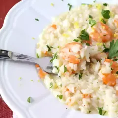 Crema de risotto con gambas, perejil y ralladura de limón. Los ingredientes principales para un delicioso risotto.