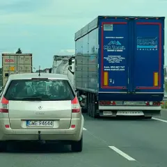 Samochód osobowy jedzie za niebieską naczepą. Czy tir może wyprzedzić tira na autostradzie? To pytanie zadaje sobie wielu kierowców.