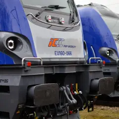 Przód dwóch lokomotyw PKP Intercity EU160-066 i EU160-067 stojących obok siebie.