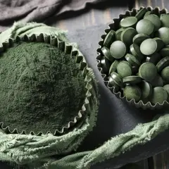 Proszek i tabletki z chlorelli. Choć suplementacja jest popularna, warto znać potencjalne chlorella skutki uboczne.