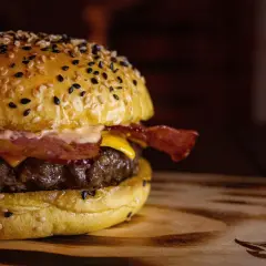 Soczysty burger wołowy z bekonem i serem, idealny na grilla. Zastanawiasz się, jakie mięso na burgery wołowe wybrać? Ten wygląda obłędnie!