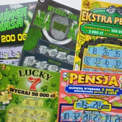 Kilka zdrapek Lotto z różnymi motywami i kwotami wygranych.