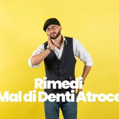Uomo con cappello e occhiali si tiene la guancia, soffre di mal di denti atroce. Testo bianco su sfondo giallo: "Rimedi Mal di Denti Atroce".