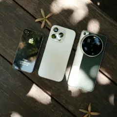Ewolucja telefonów: od starego iPhone'a, przez nowy model, po zaawansowany aparat z logo Leica. Czy to już koniec dylematu iPhone czy Samsung?