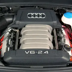 Silnik V6 2.4 z Audi A6 C4. Widoczne logo Audi i elementy układu dolotowego.