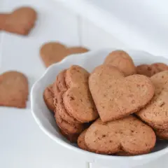 Cuore di biscotti integrali da colazione, perfetti per iniziare la giornata con dolcezza e salute.